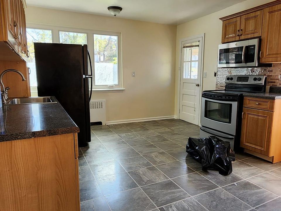 1st image of 146 Belknap Ave Floor 1