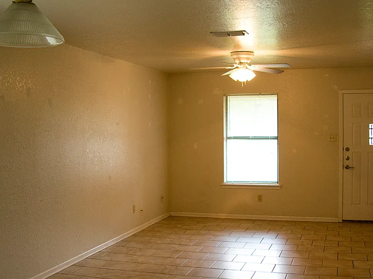 111A Willow Ln — Photo 2
