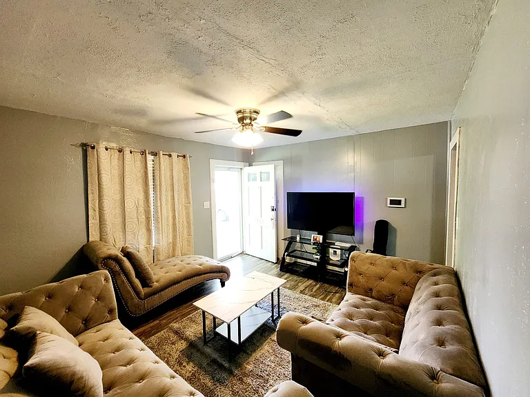 4904 Wellsworth Ave — Photo 2