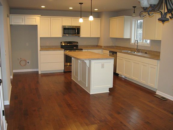 2nd image of 883 Goldenview Ct