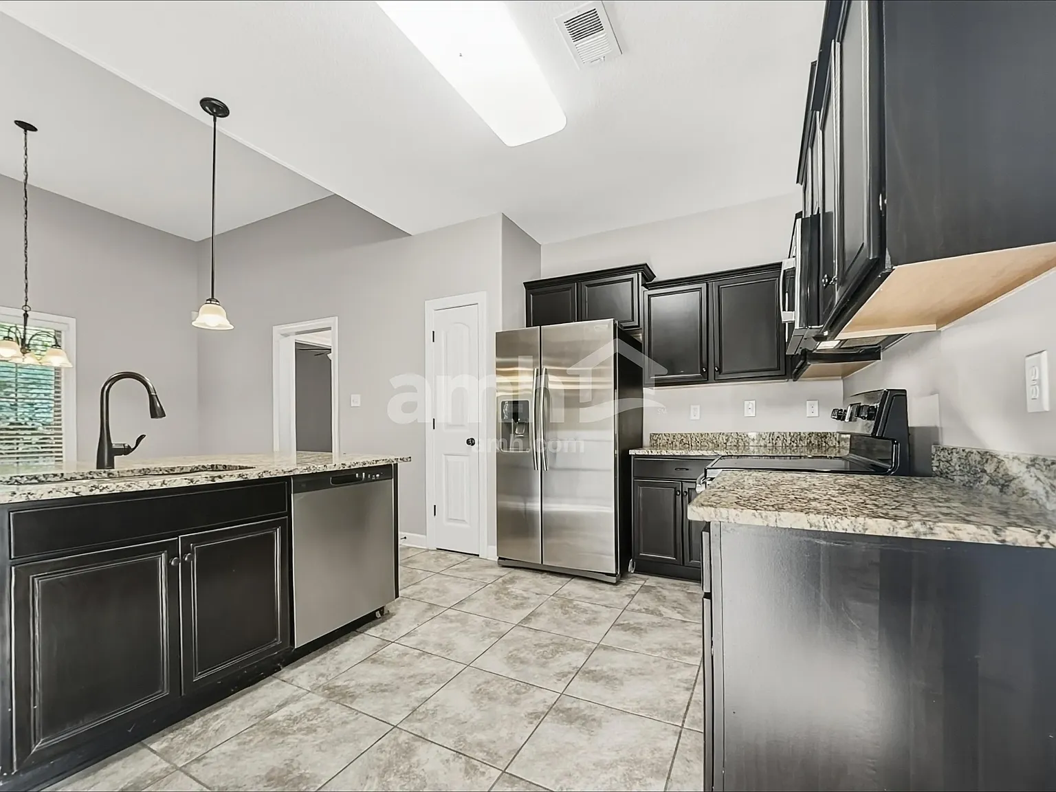 5 bed, 3.0 bath, 2500 sqft, $2,515 — Photo 3