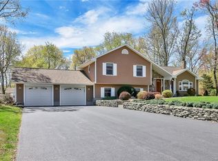 17 Sommerfield Dr, Wallkill, NY 12589