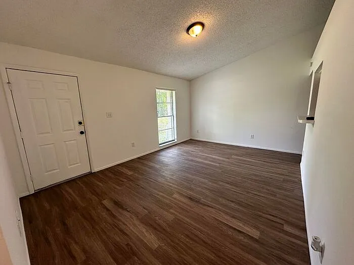 1928 Bonneville Dr — Photo 2