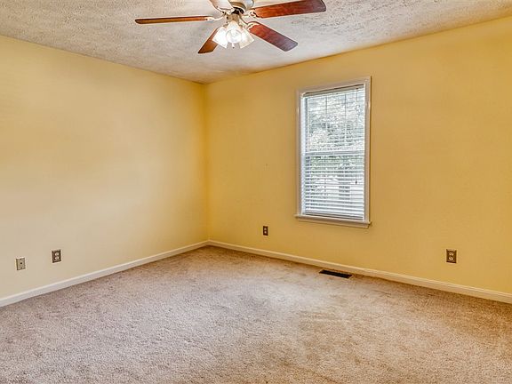 5th image of 256 Windemere Dr