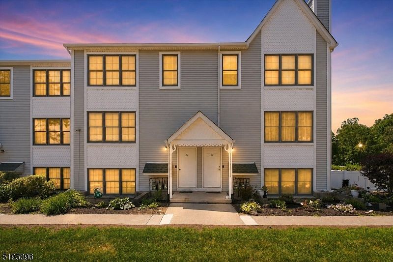 1st image of 52 Burlington Ct #52