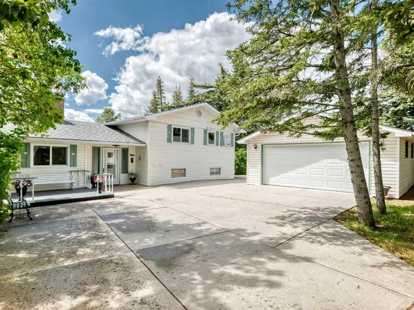 10737 NE Eamon Rd NW, Calgary, AB T3G 5H2