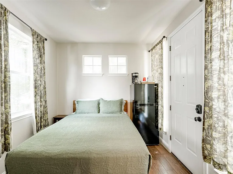 1802 Village Oak Ct — Photo 36