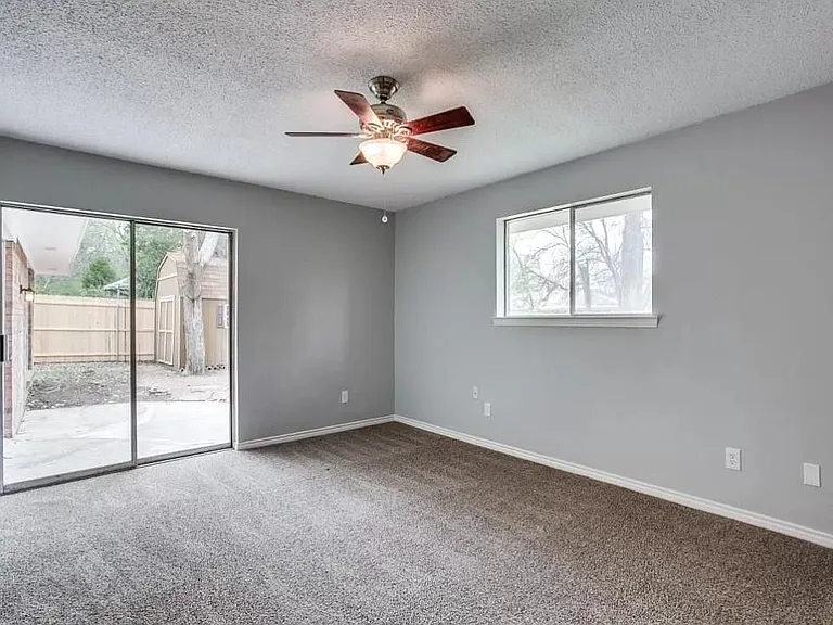726 Cottonwood Cir — Photo 1