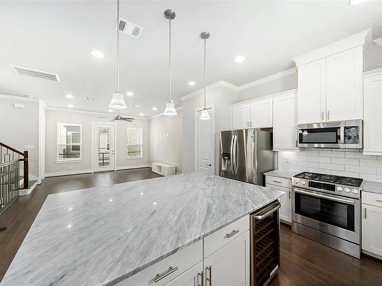 420 W 28th St #D — Photo 9