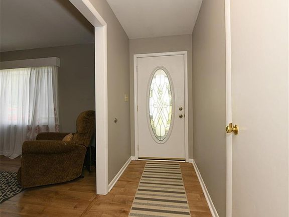 4th image of 540 Fox Cir W