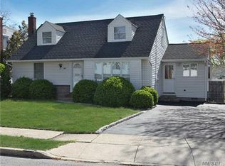 857 Stratford Dr, East Meadow, NY 11554
