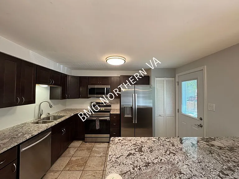 379 W Broad St — Photo 8