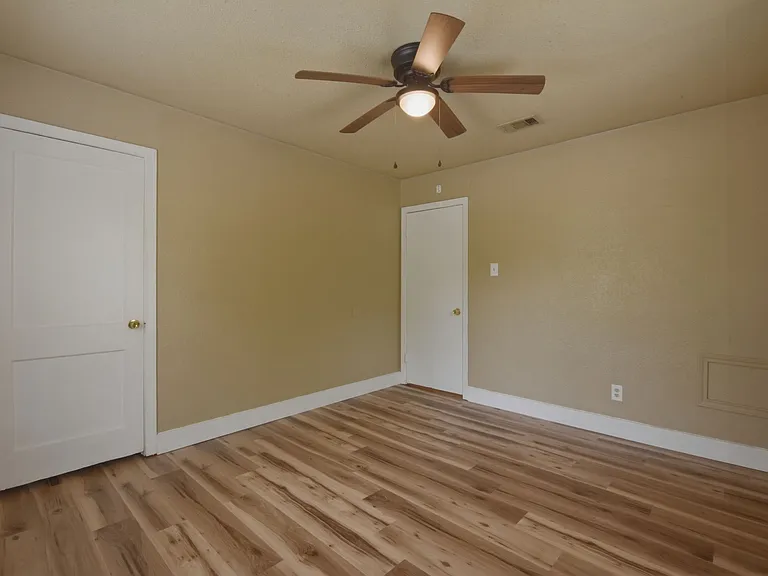 1109 E Walker St — Photo 1