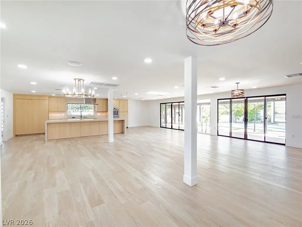 6 bed, 4.0 bath, 2964 sqft, $10,500 — Photo 4