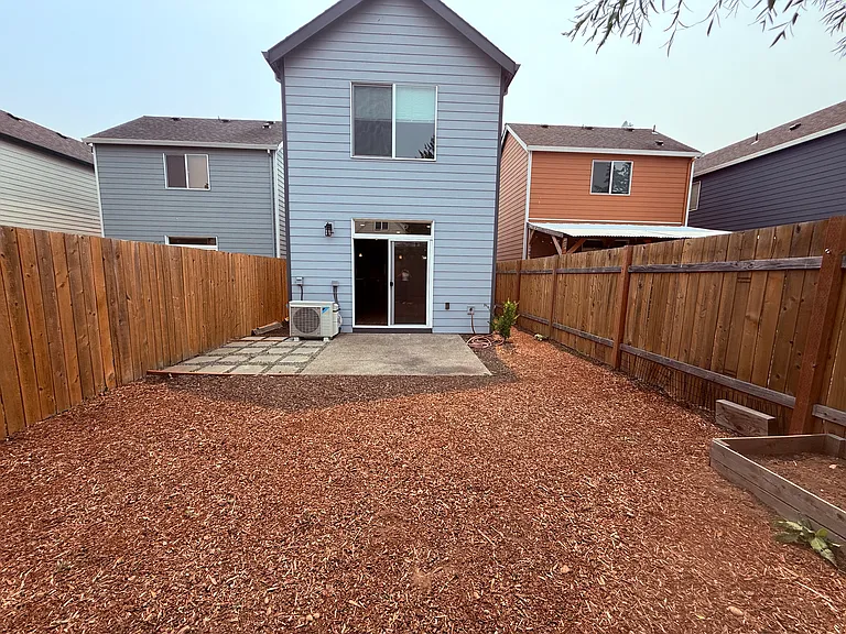 Backyard, other view.