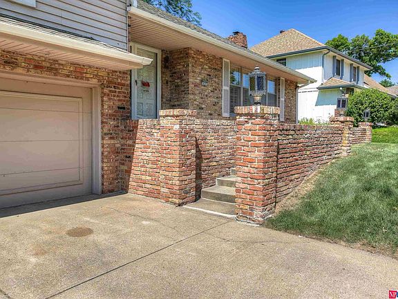3rd image of 820 S 131st St