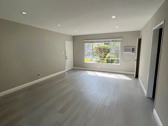 3rd image of 646 S Barrington Ave