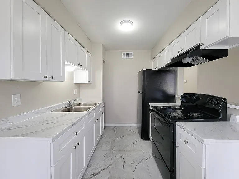 COURTYARD PARK APARTMENTS — Photo 16