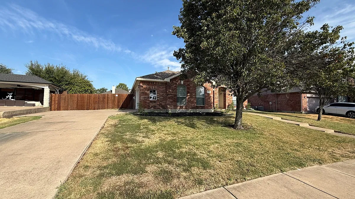 3 bed, 2.0 bath, 2276 sqft, $2,200 — Photo 3