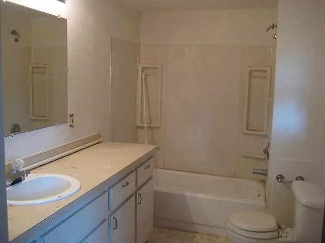 747 9th Ave N — Photo 13