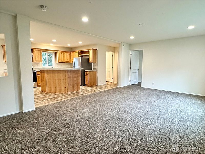 4th image of 871 Spruce Street SE