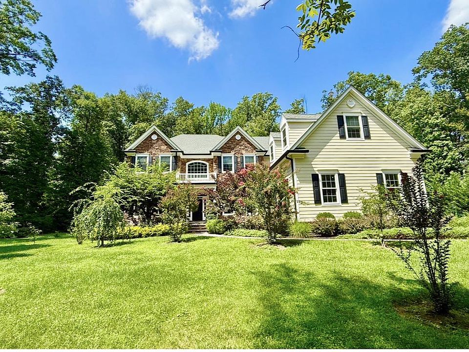 1st image of 28 Beech Hill Cir