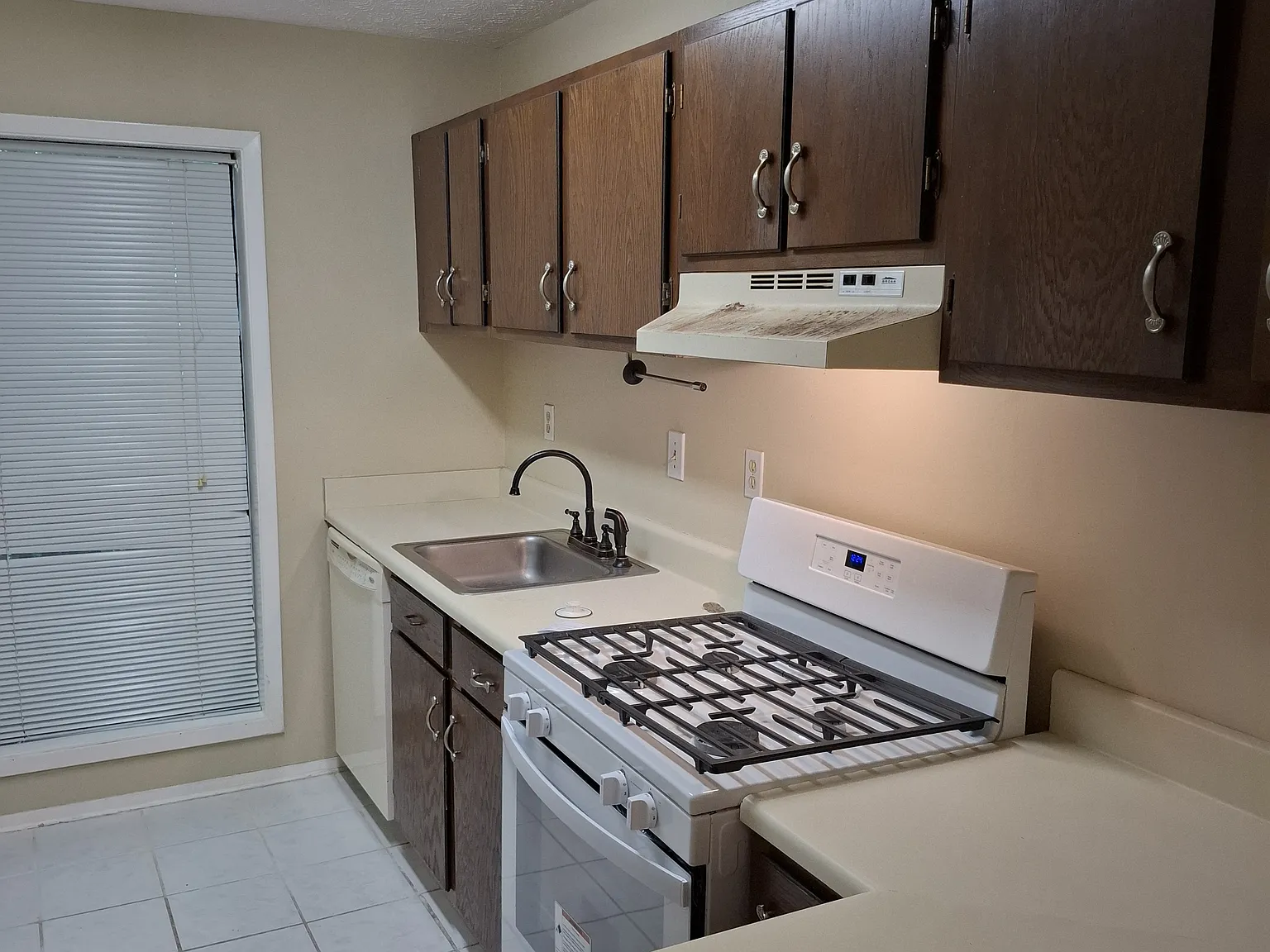 2 bed, 1000 sqft, $1,655 — Photo 3