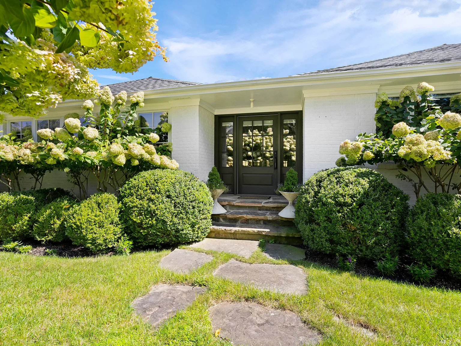 3 Bedroom 3.5 Bath Southampton Village Jewel — Photo 3