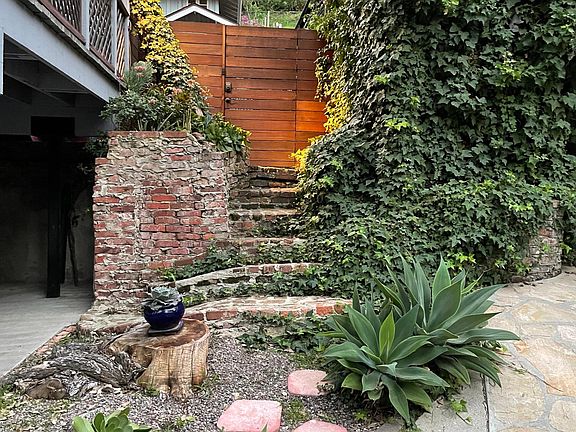 4th image of 8632 Lookout Mountain Ave