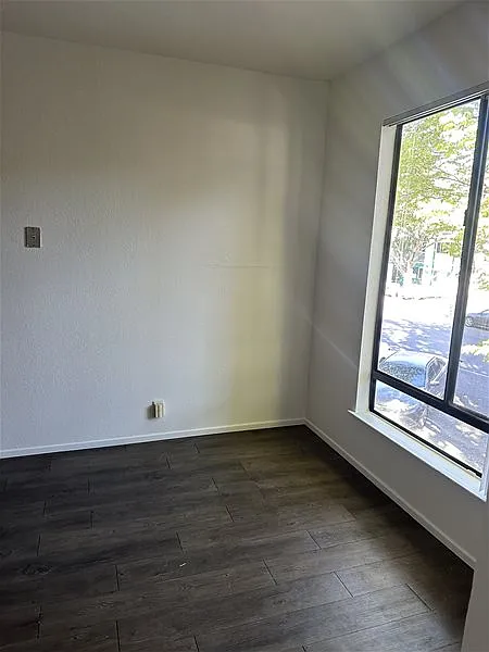 3 bed, 1.0 bath, 950 sqft, $1,850 — Photo 2