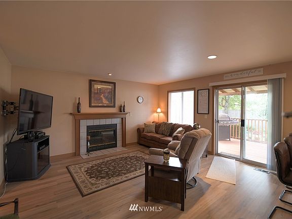 Gather in front of the wood burning fireplace to enjoy watching the Sea Hawks win a game!  You can BBQ rain or shine on the covered deck just through the slider.