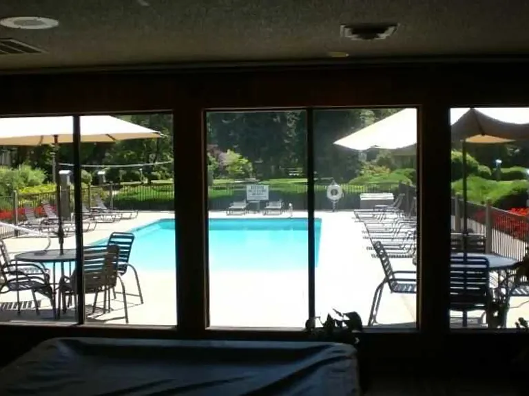 Lake Villa Apartments — Photo 31
