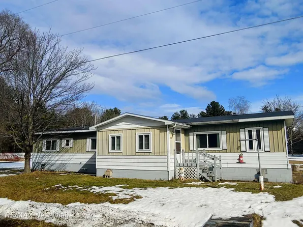 989 E Parkway Dr, Tawas City, MI 48763