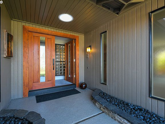 3rd image of 1101 NE 133rd Cir