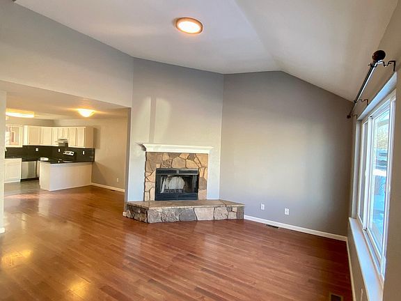 Living Room (Fireplace, Vaulted Ceilings)