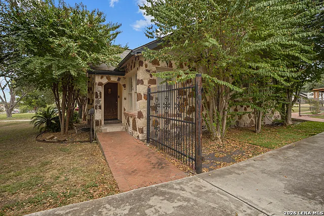 3 bed, 1.0 bath, 1656 sqft, $2,300 — Photo 4