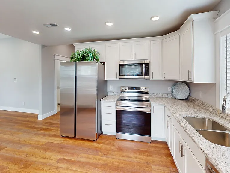 1310 Forest Ave — Photo 2