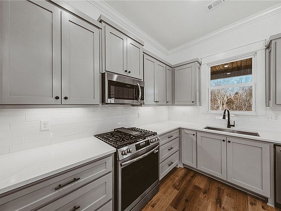 3rd image of 38 Rockhill Ln