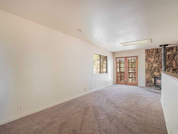 3rd image of 926 E Angeles Blvd