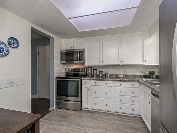 3rd image of 1368 Foster St #102