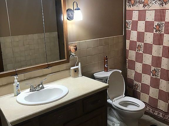 Upstairs Bathroom 