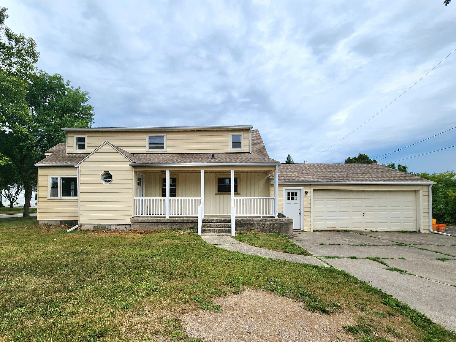 4 bed, 2.0 bath, 2106 sqft, $1,900 — Photo 1