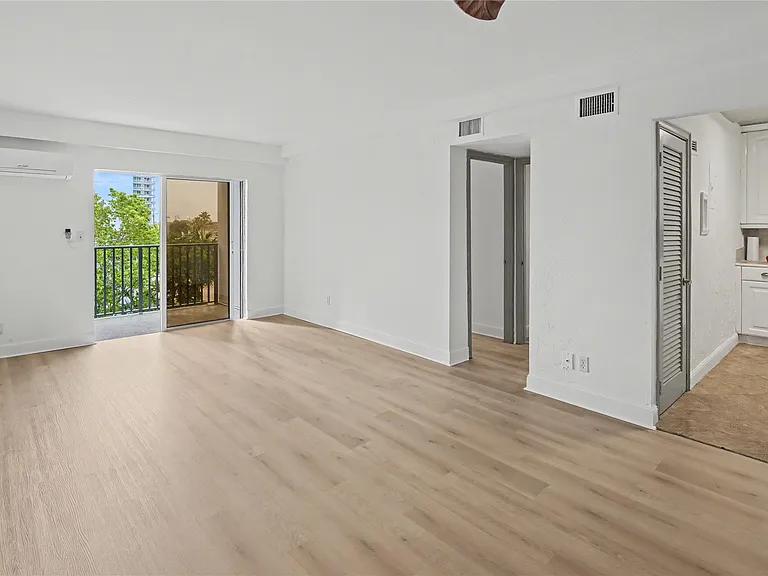 3000 Riomar St #406 — Photo 3