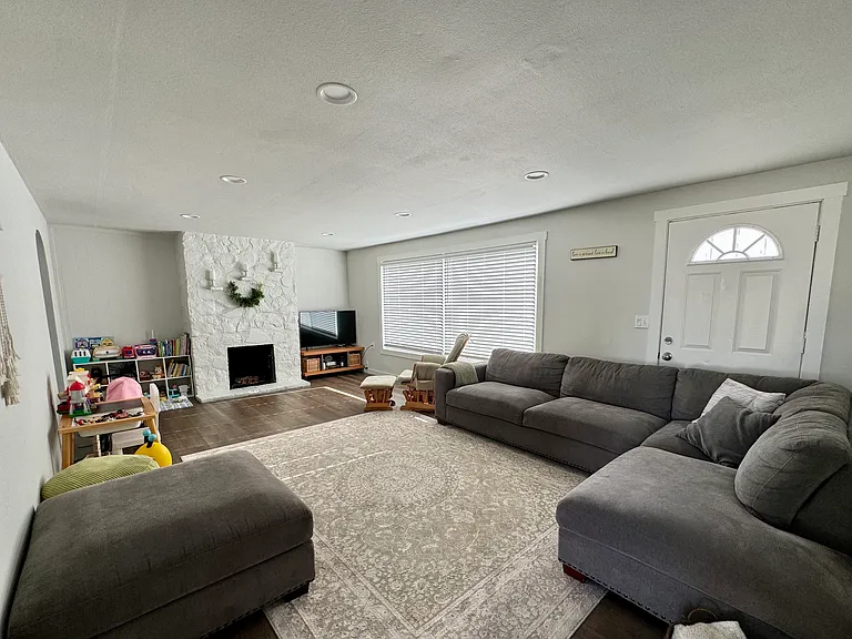 1006 B St SE — Photo 4