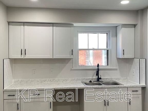 3rd image of 1688 Aberdeen Ave