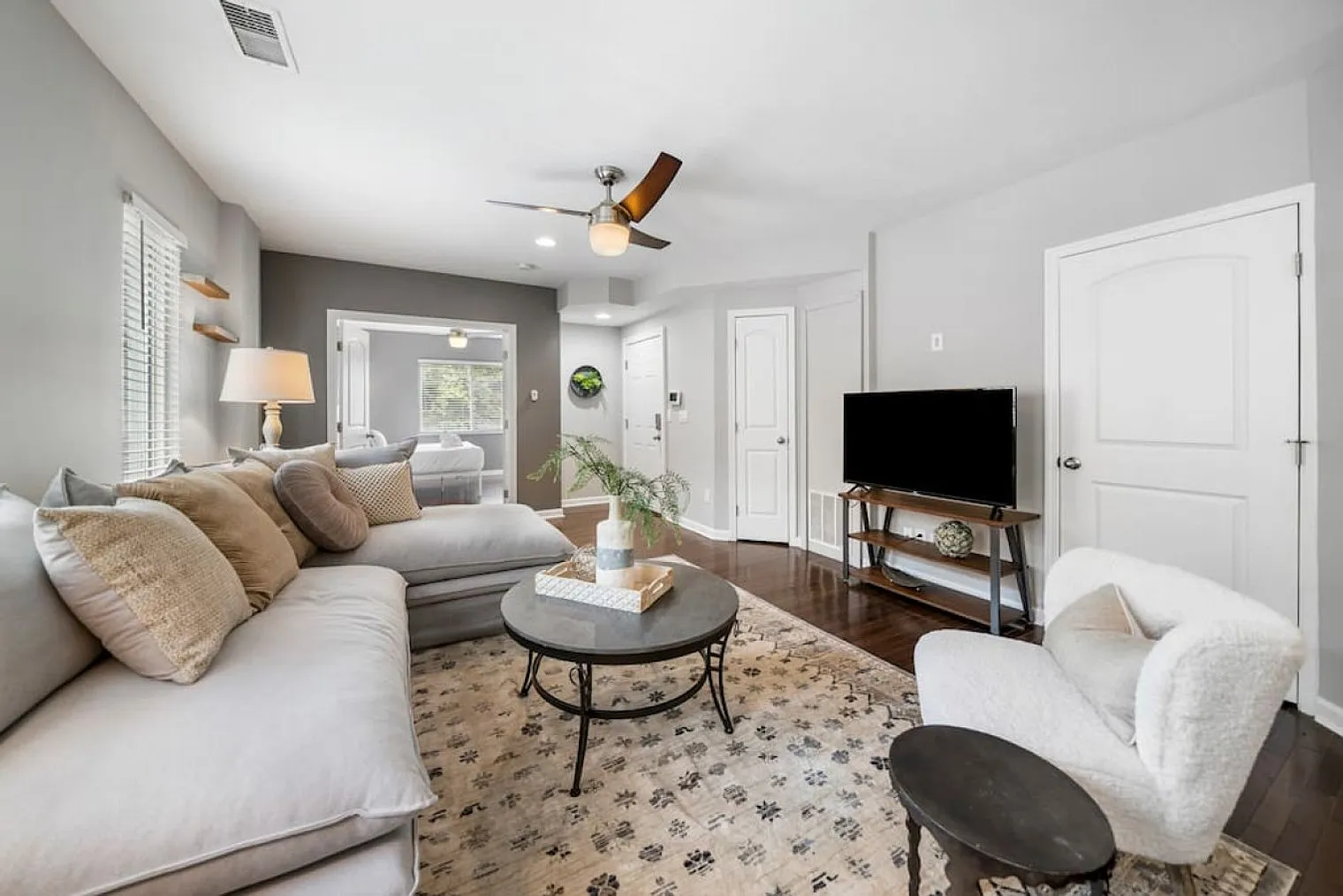 2 bed, 1.0 bath, 1076 sqft, $2,411 — Photo 2