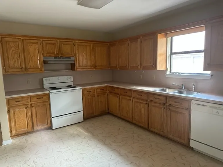2527 Westminster Dr — Photo 3
