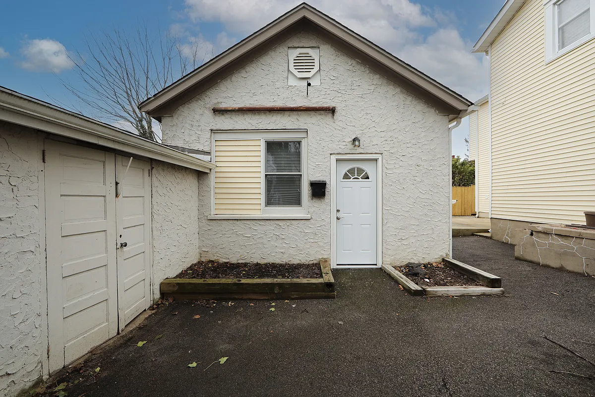 Building Photo - 2704 Chestnut Ave #B