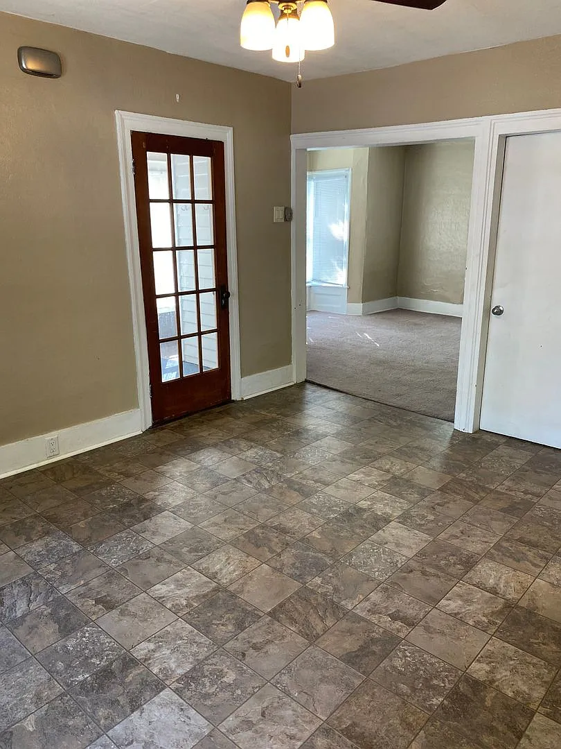 3 Bedroom / 2 Bathroom — Photo 4