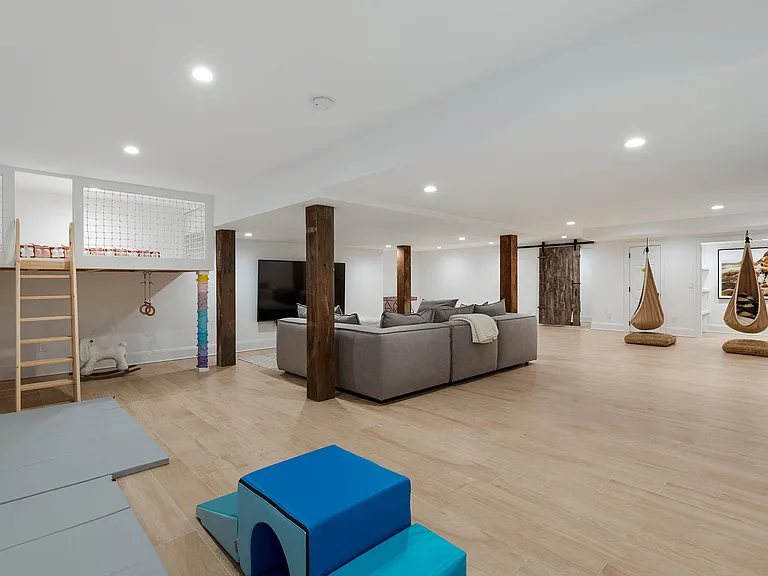 678 Halsey Ln — Photo 18